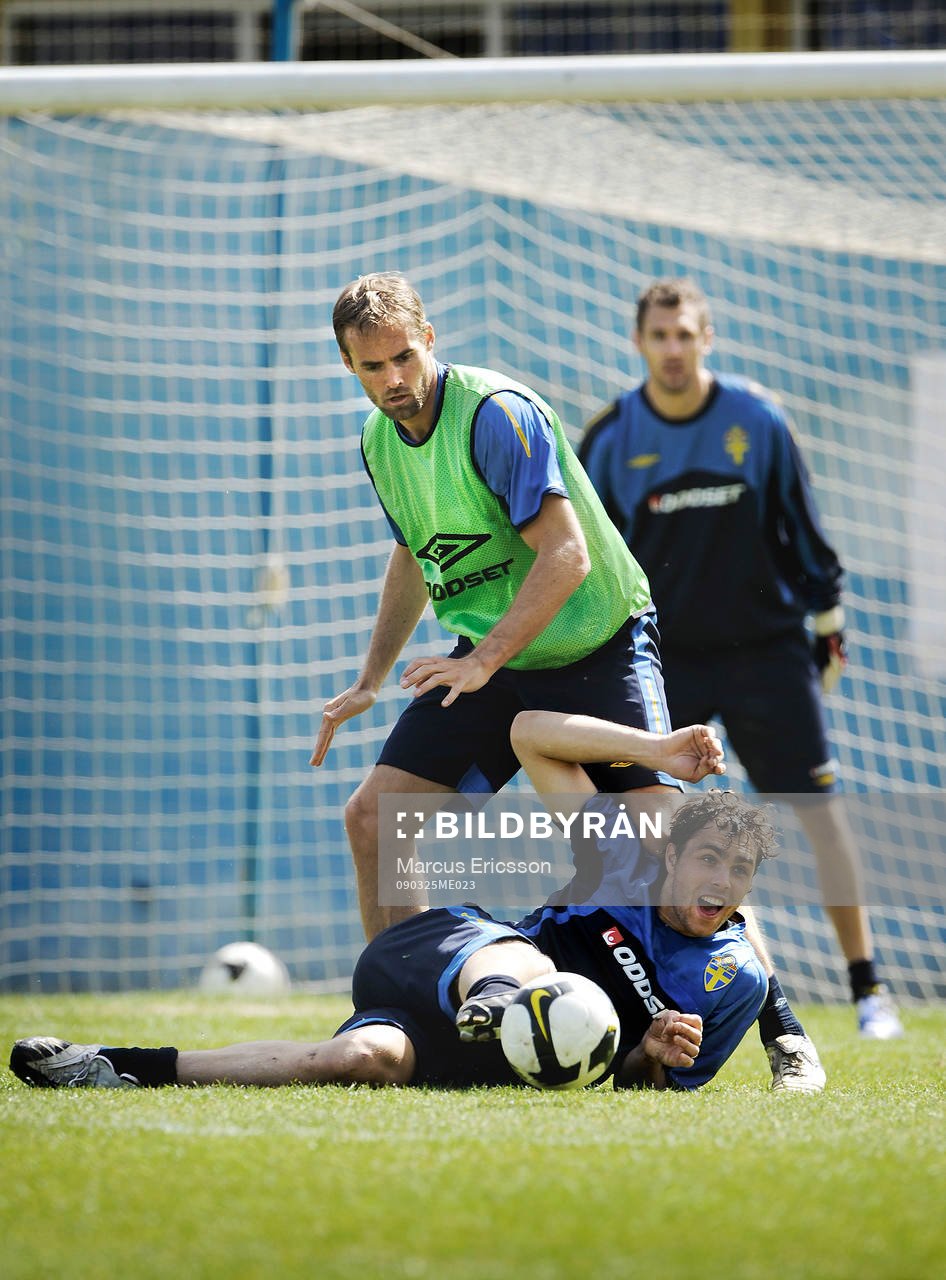 Olof Mellberg stoppar Johan Elmander