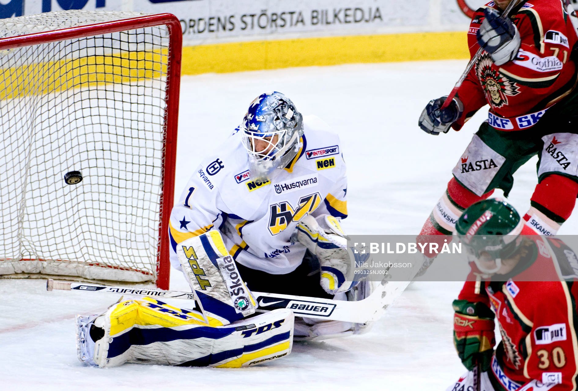 Stefan Liv, målvakt, HV71, räddar pucken