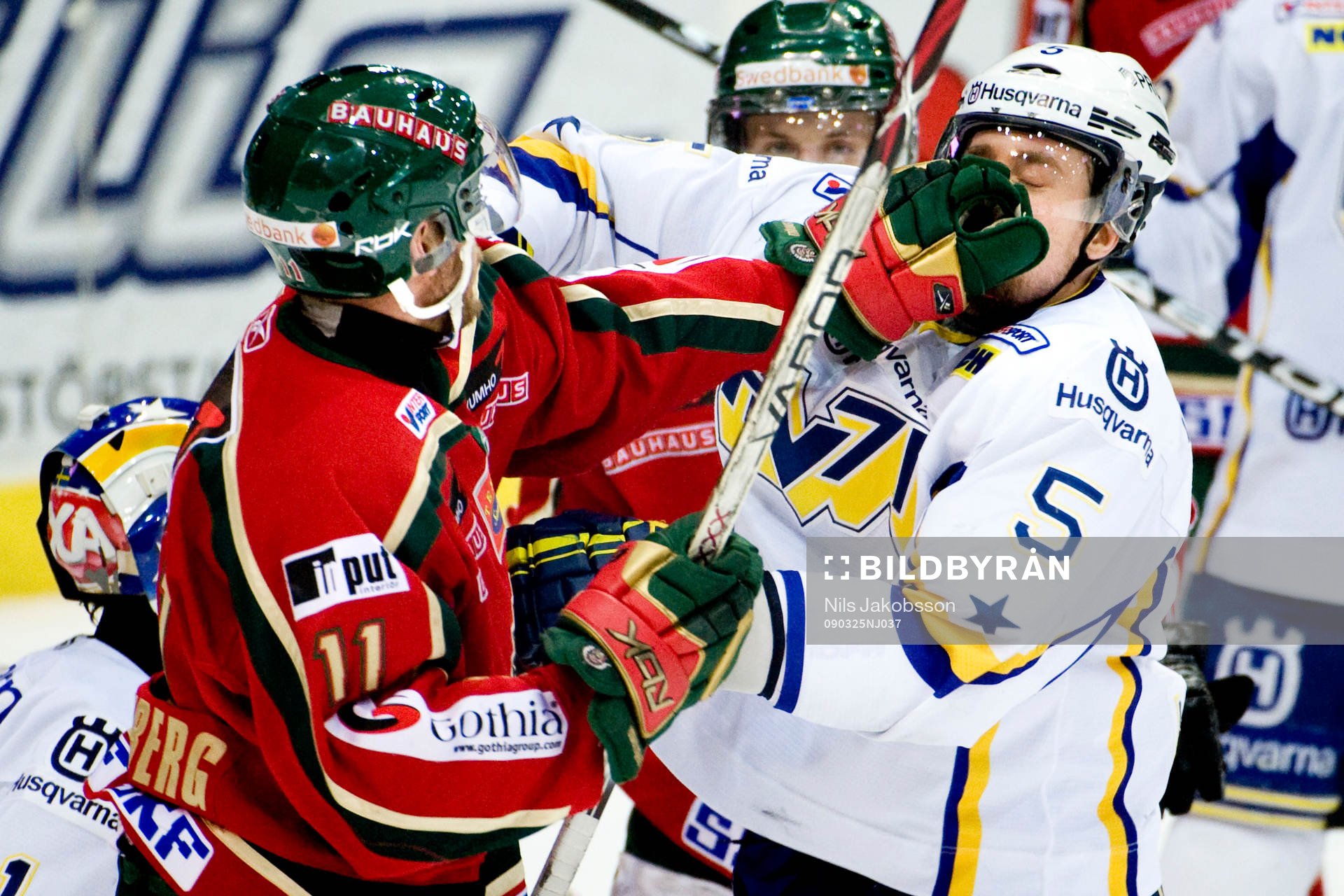 Magnus Kahnberg, Frölunda slår till Mikko Luoma, HV71, i