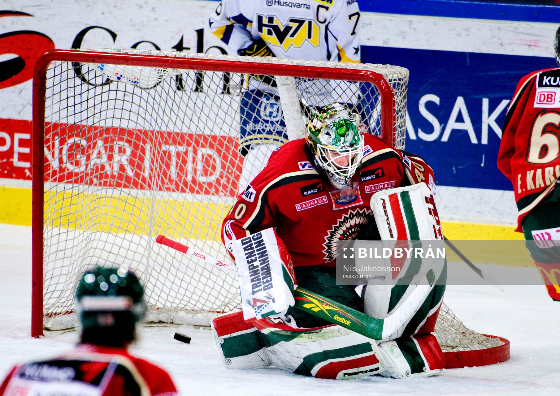 Johan Holmqvist, målvakt, Frölunda släpper in en puck