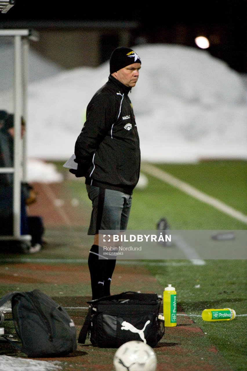 Mika Sankala, Tränare, har shorts på sig i -8°
