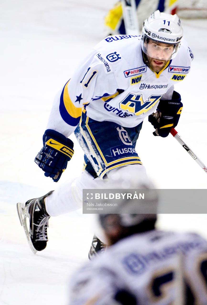 Johan Lindström, skenan på skridskon gick av