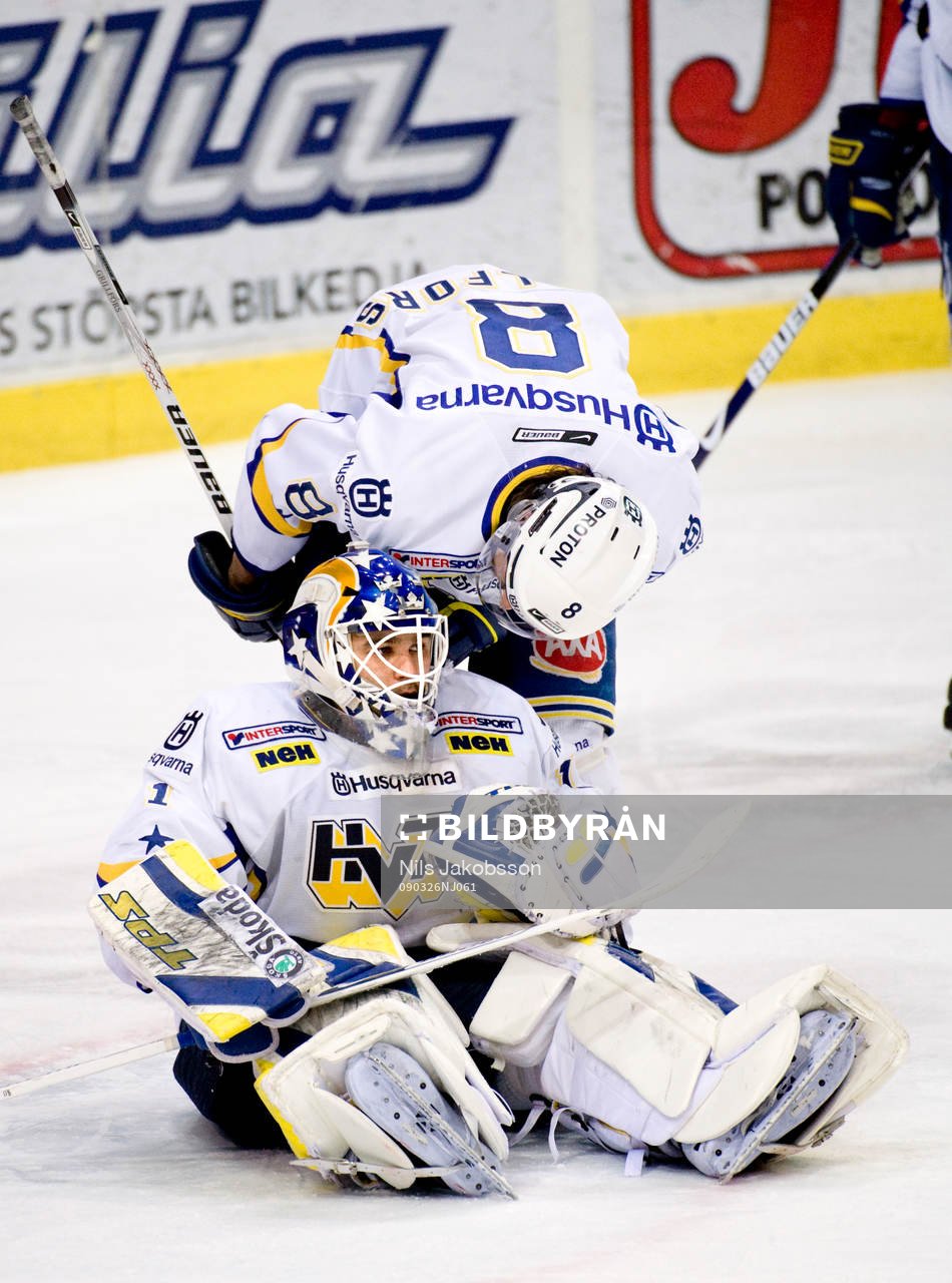 Stefan Liv, målvakt, HV71, har blivit pååkt av Fredrik