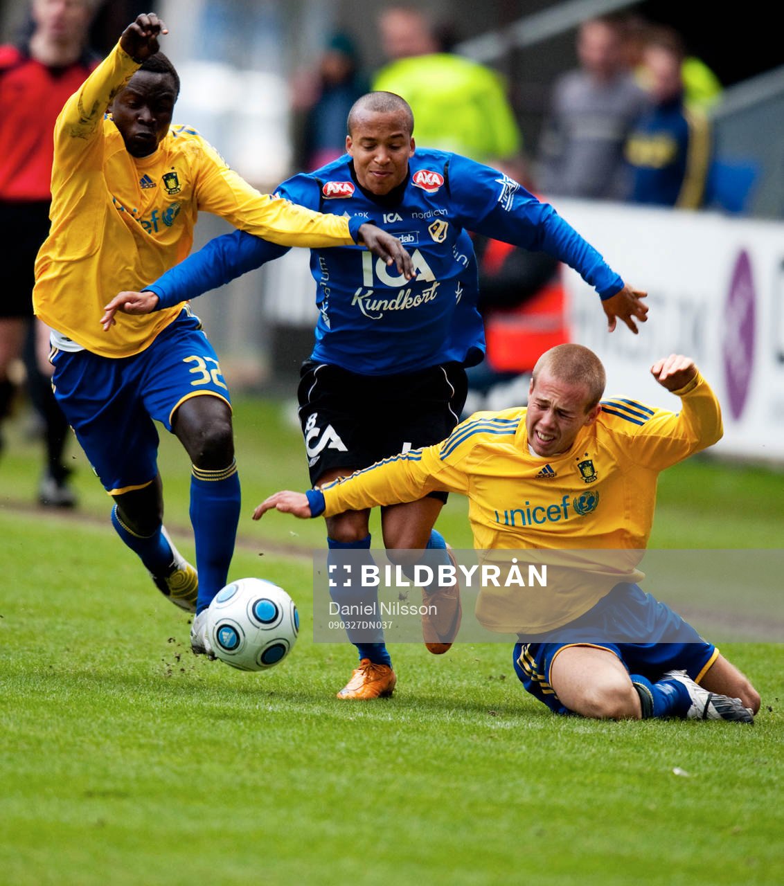 Marcus Olsson, Halmstad försöker ta sig förbi en
