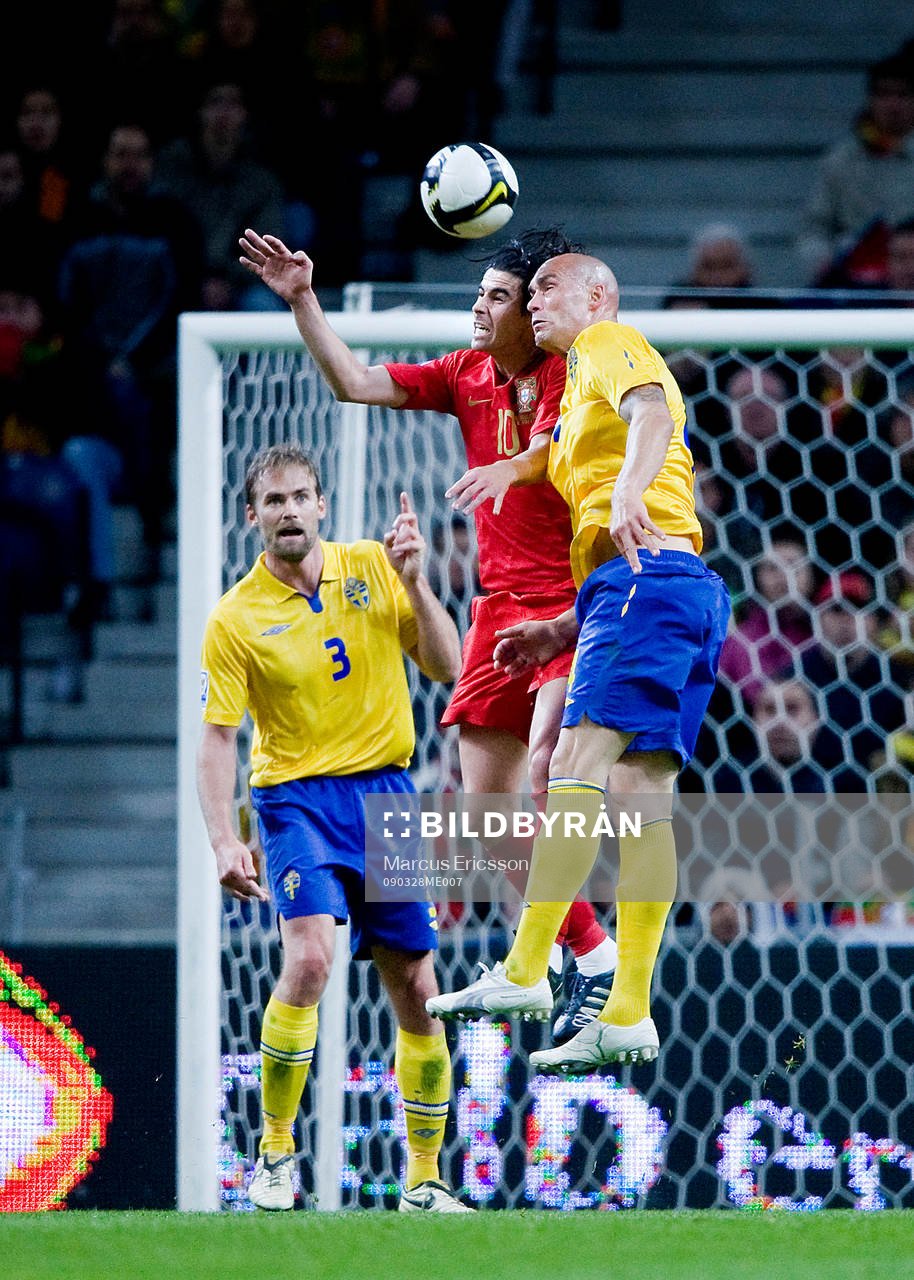 Olof Mellberg och Daniel Majstovic, Sverige stoppar Tiago,
