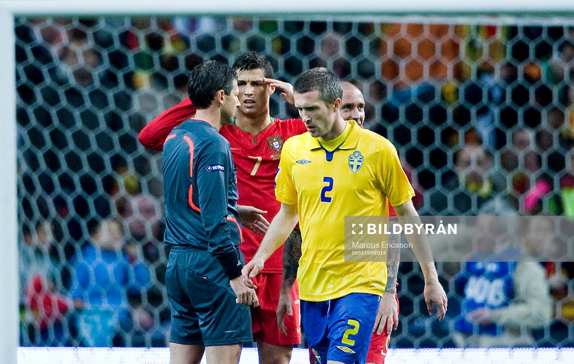 Ronaldo, Portugal diskuterar med domaren. Mikael Nilsson,