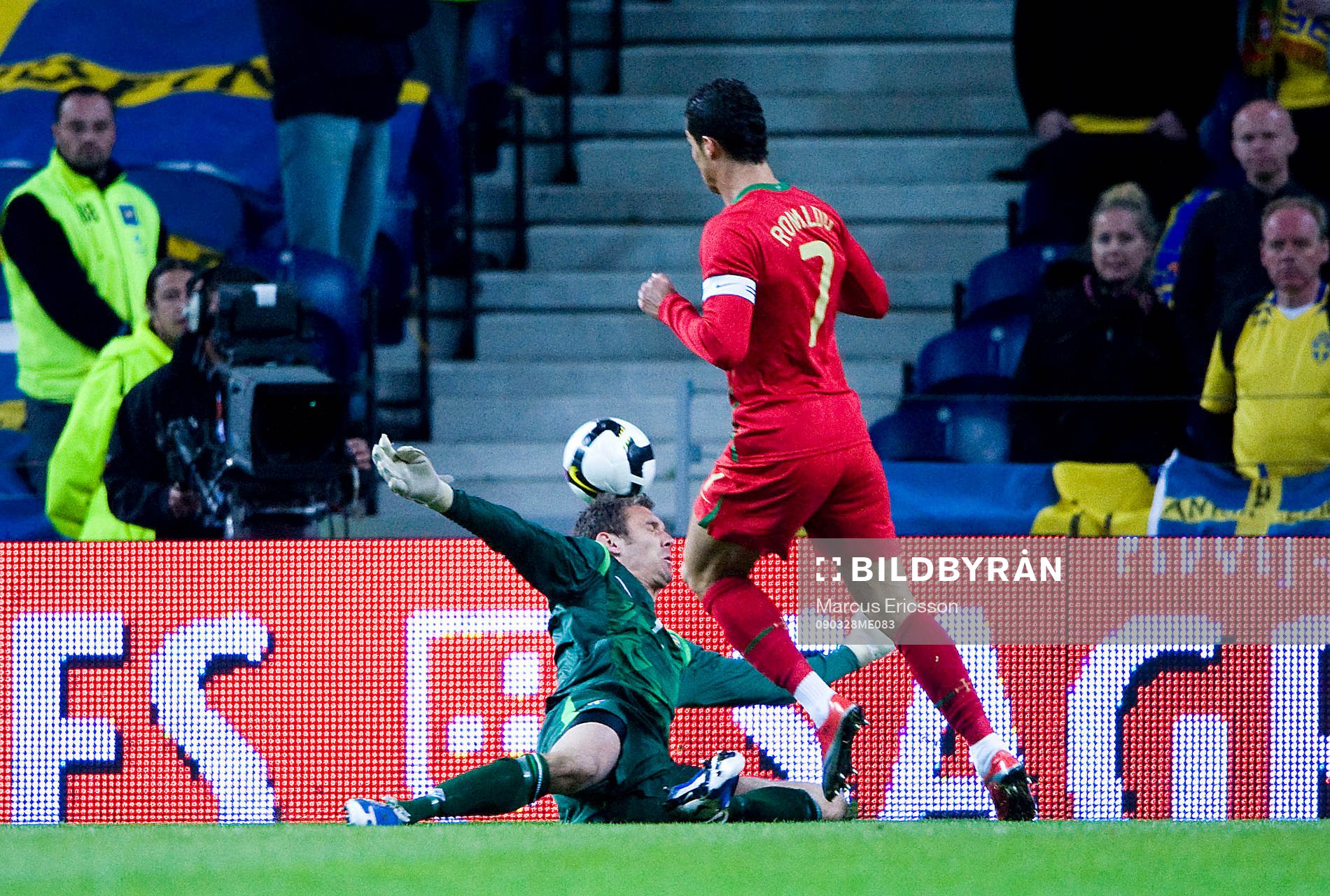 Andreas Isaksson, (målvkat) Sverige och Cristiano Ronaldo,