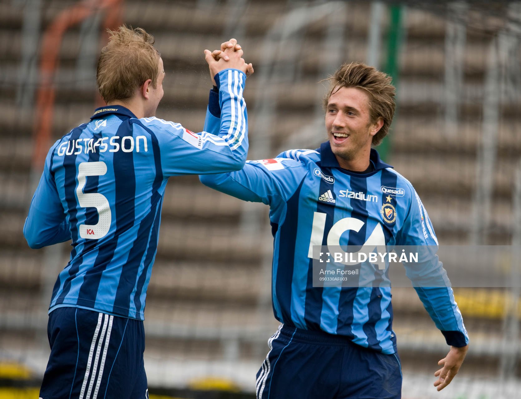 Petter Gustafsson gratulerar Philip Hellquist till första