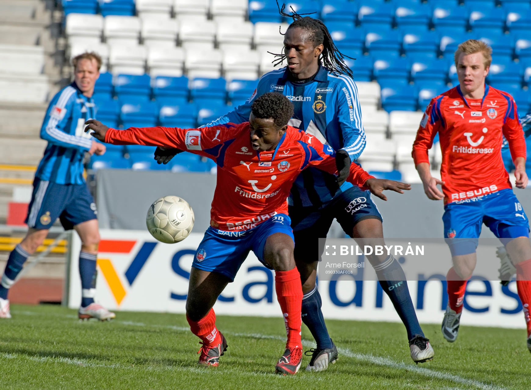 Isaac chansa, Helsingborg, blir fasthållen av Kebba Ceesay
