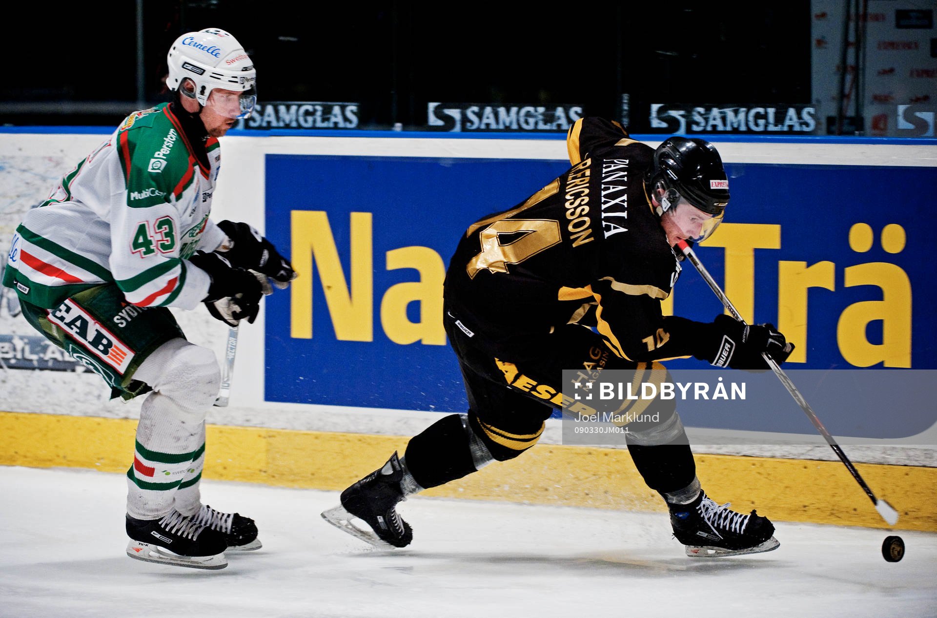 Rasmus Ericsson, AIK, kontrollerar pucken