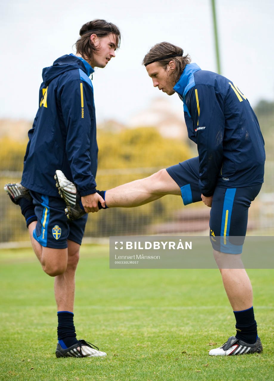 Mikael Lustig ger Gustaf Svensson en hjälpande hand