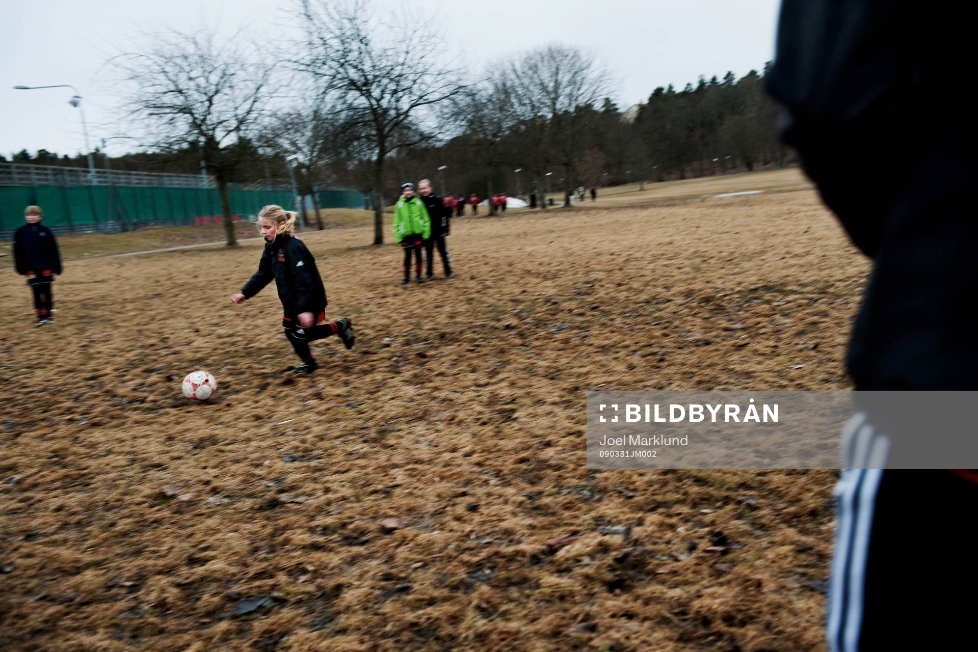 En flicka i lag F 98-3 värmer upp