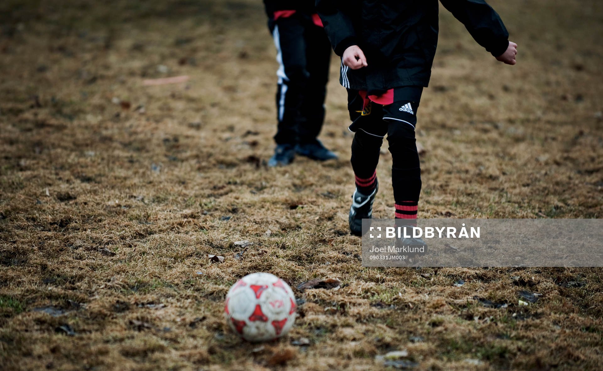 En flicka i lag F 98-3 värmer upp