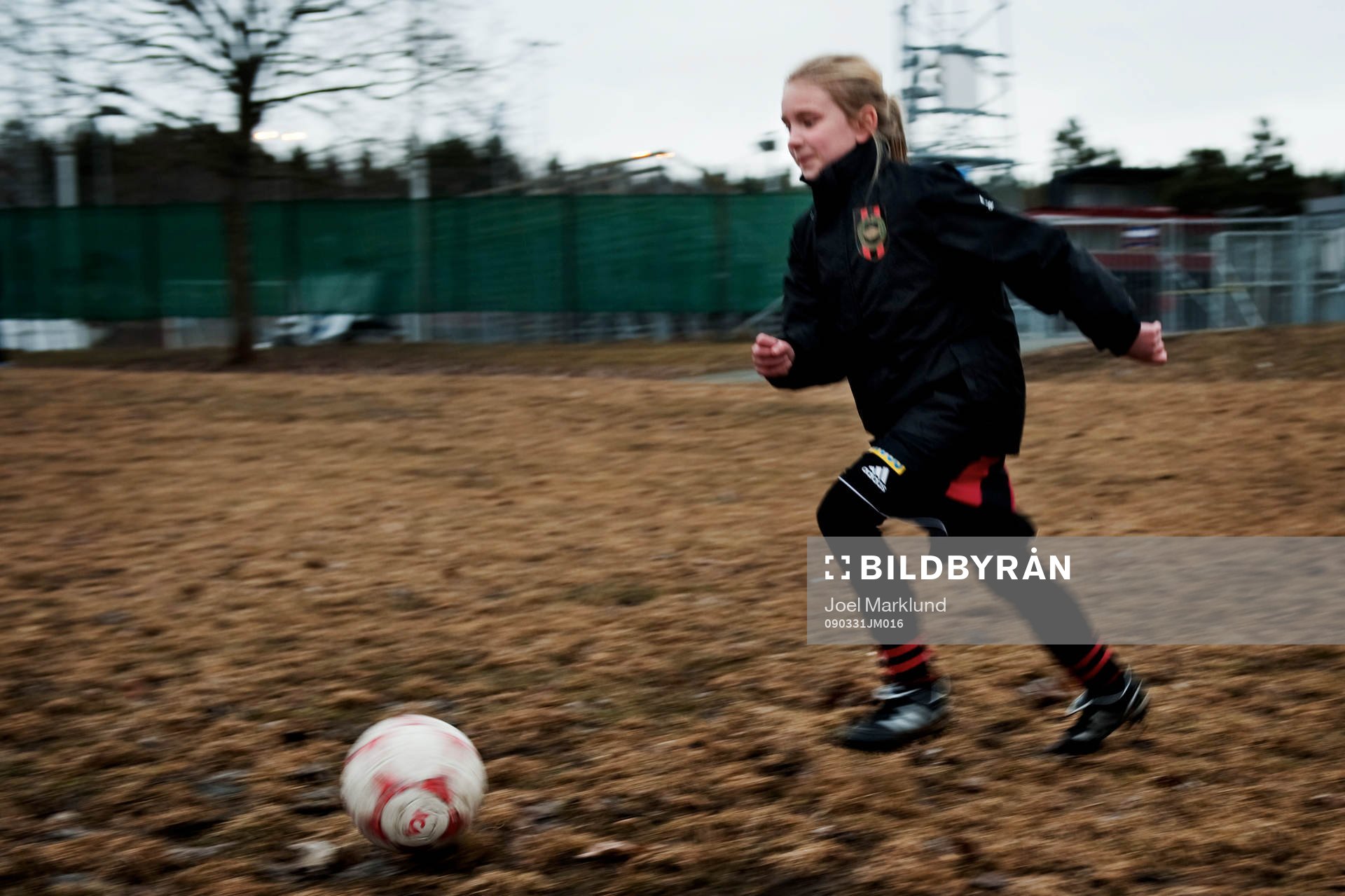 En flicka i lag F 98-3 värmer upp