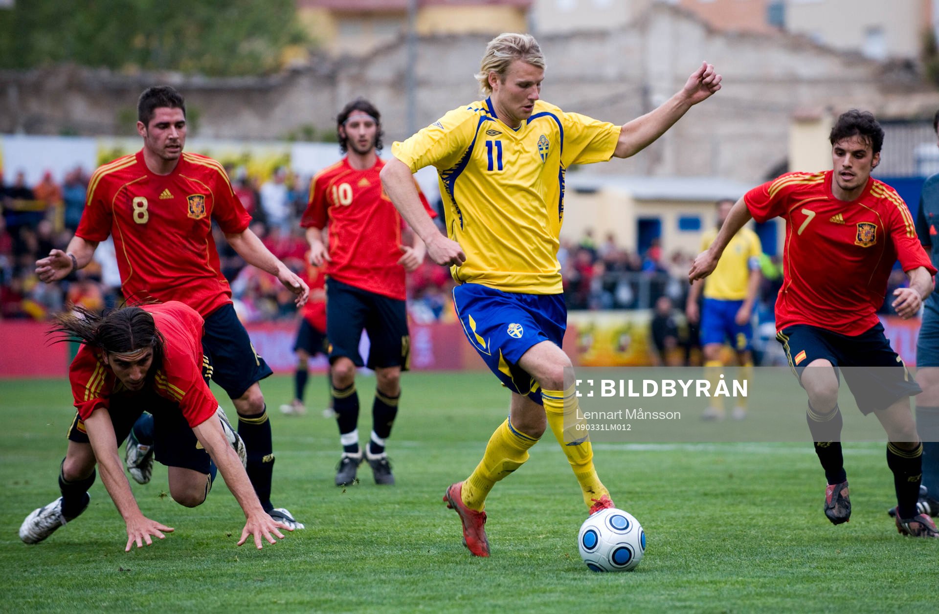 Ola Toivonen med fyra spanjorer runt sig