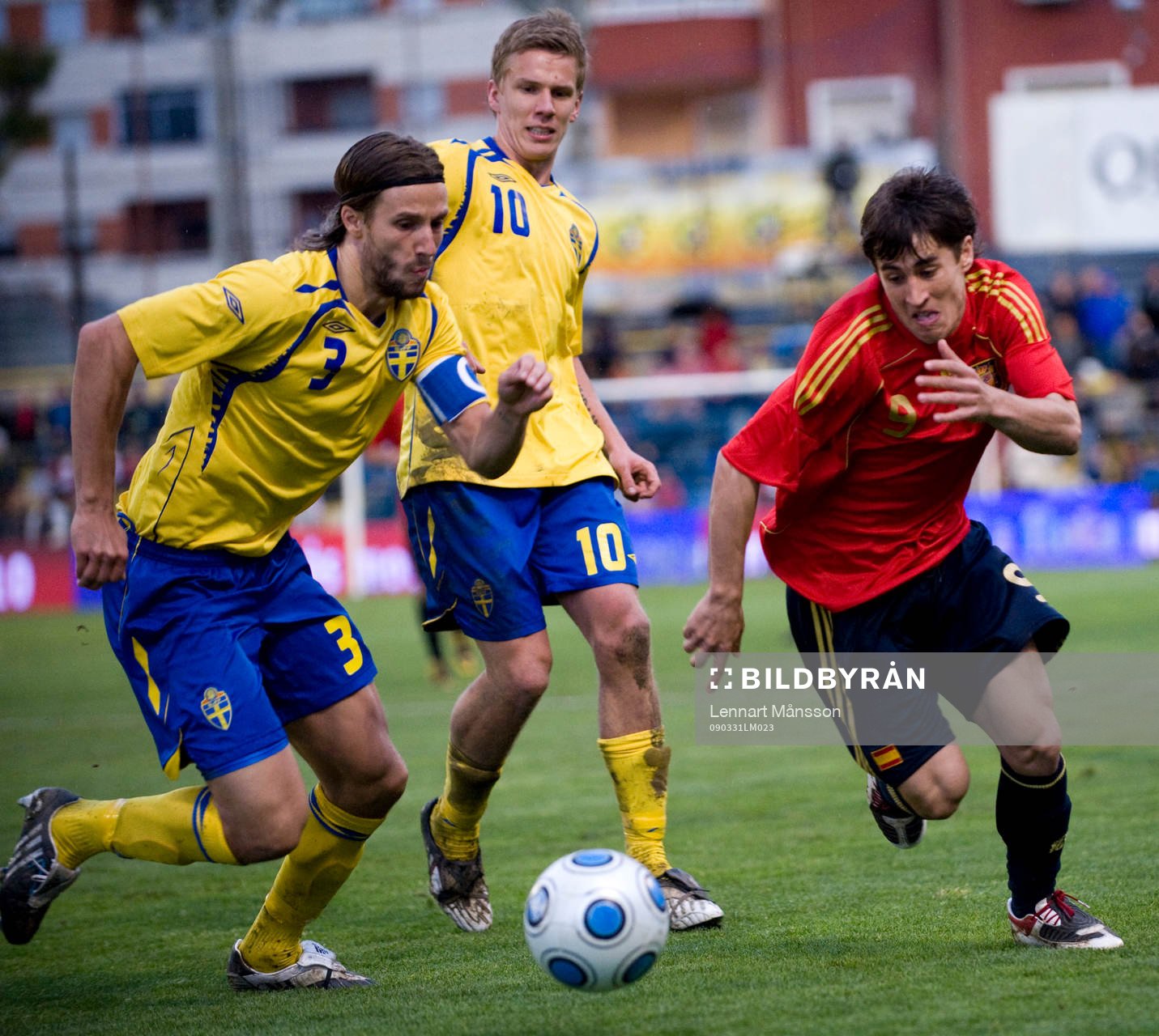 Bojan försöker gå runt Mattias Bjärsmyr