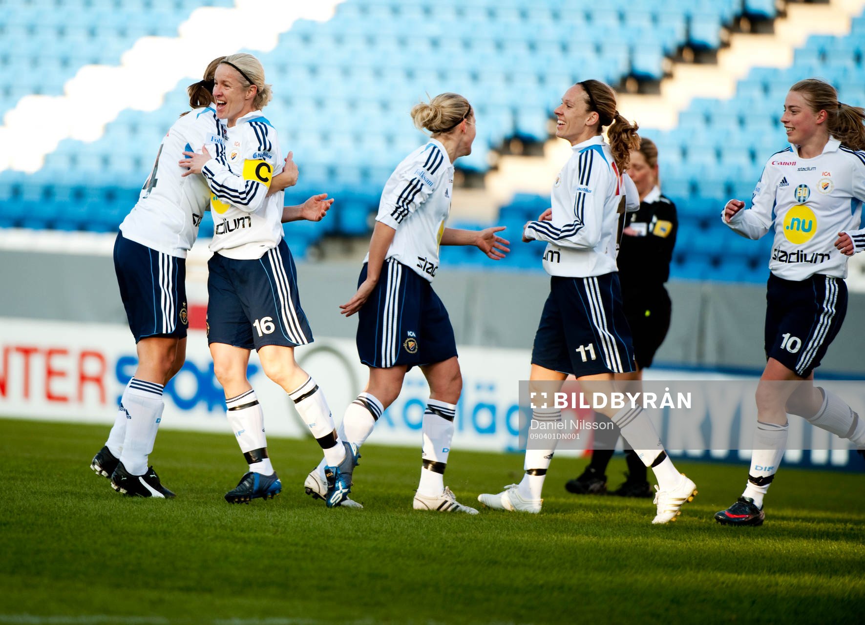 Victoria Svensson har gjort 1-0 till Djurgården, Jubel