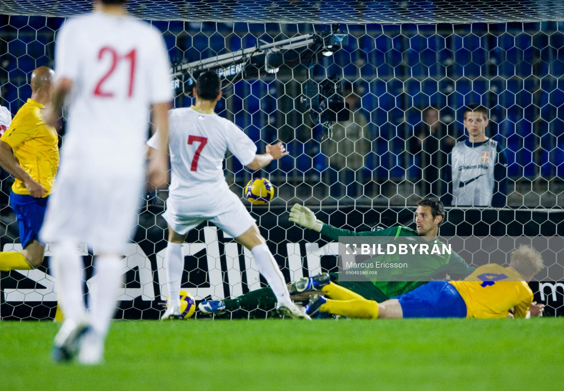 2-0 rullar in bakom Andreas Isaksson, målvakt Sverige