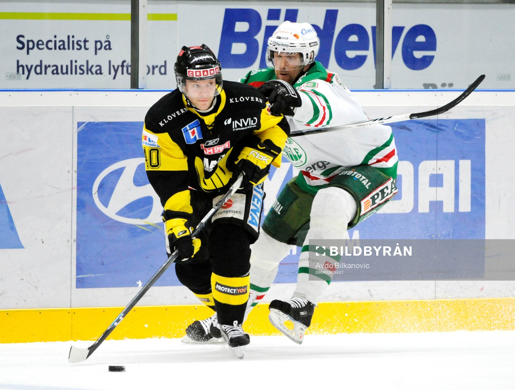 Pär Albrant, Västerås, jagas av Martin Strbak, Rögle