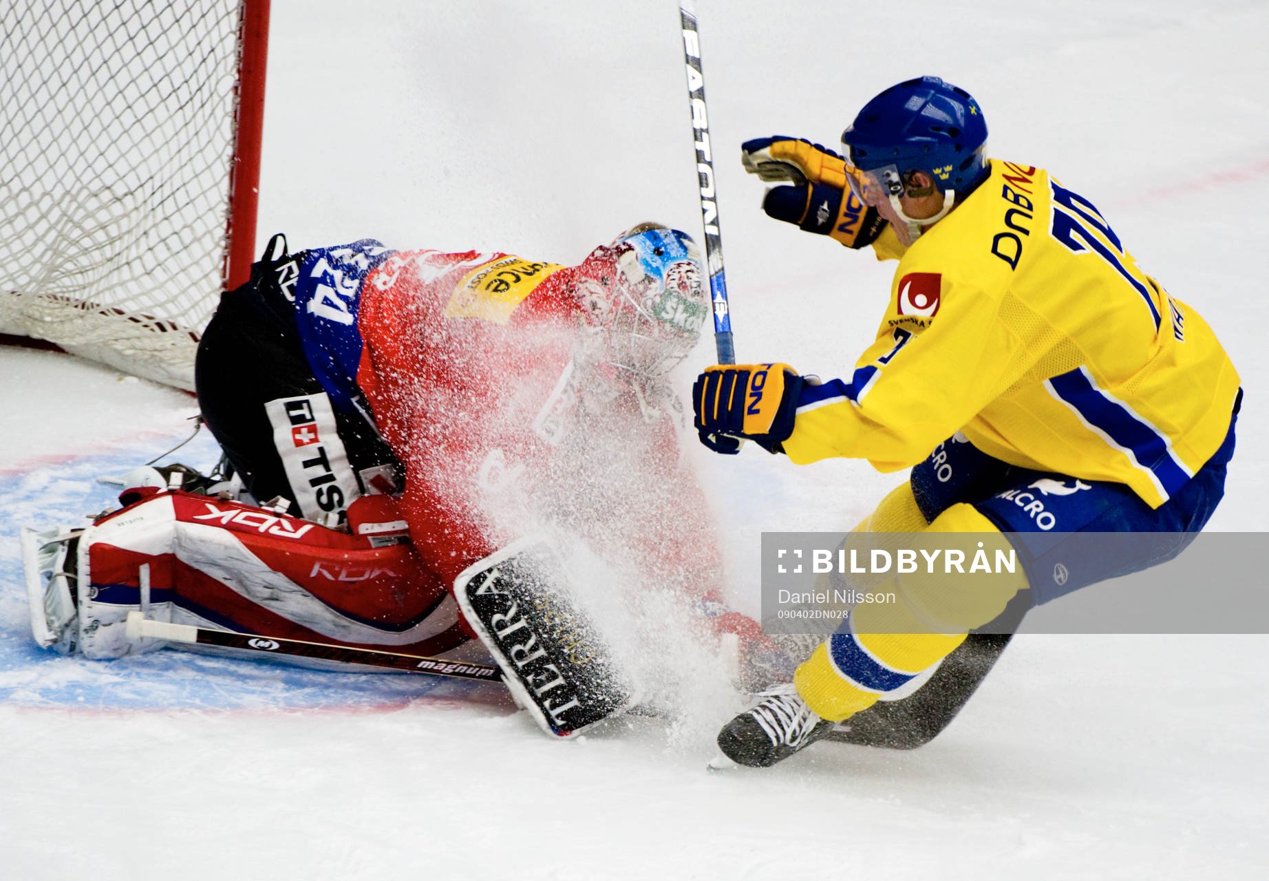 Fredrik Warg, Sverige och Lukas Flueler, målvakt Schweiz