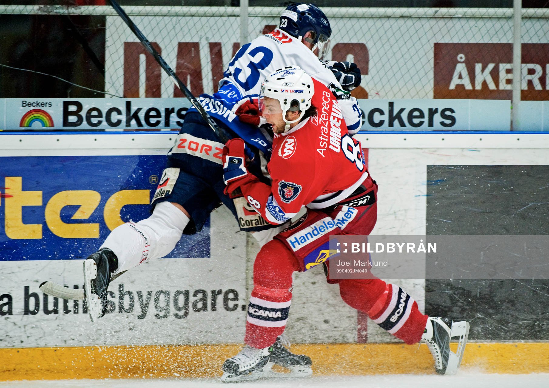 Dragan Umicevic, Södertälje, tacklar Christoffer Persson,