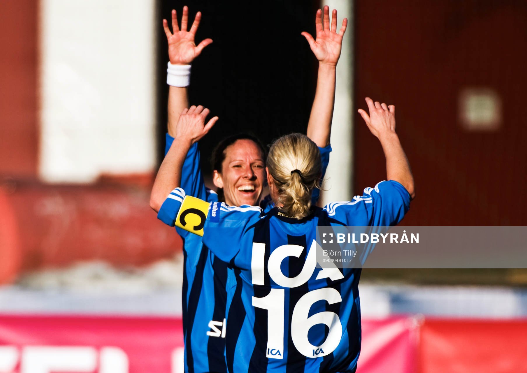 Linda Fagerström och Victoria Svensson, jubel