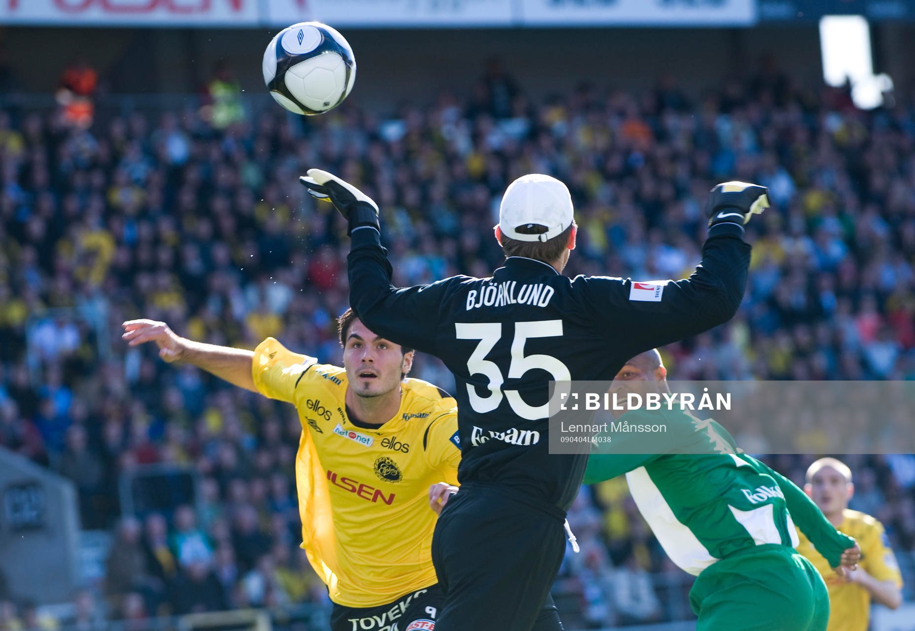 Denni Avdic försöker överlista Kristoffer Björklund,