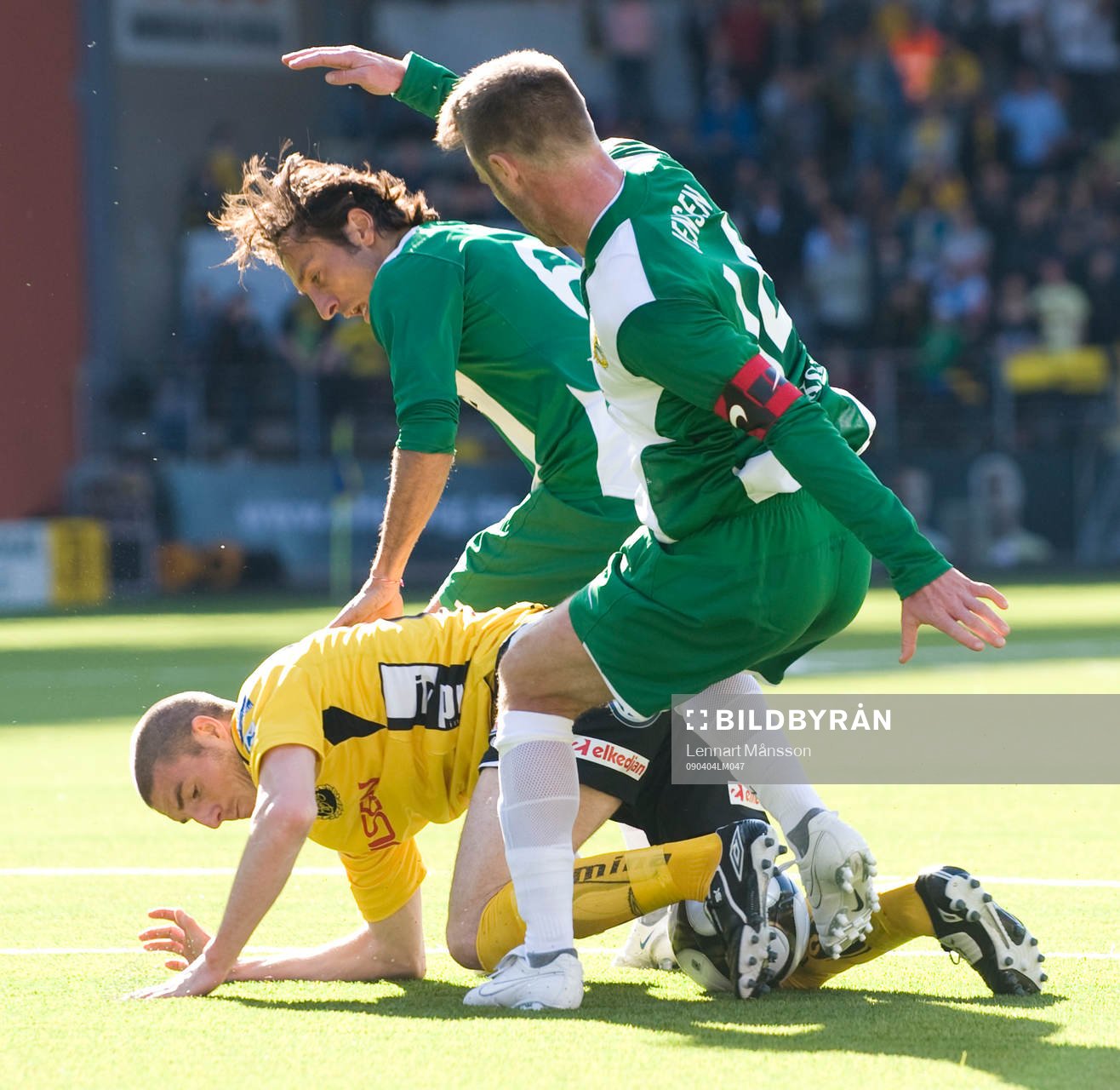 Louay Chanko och Mikkel Jensen trycker ner James Keene
