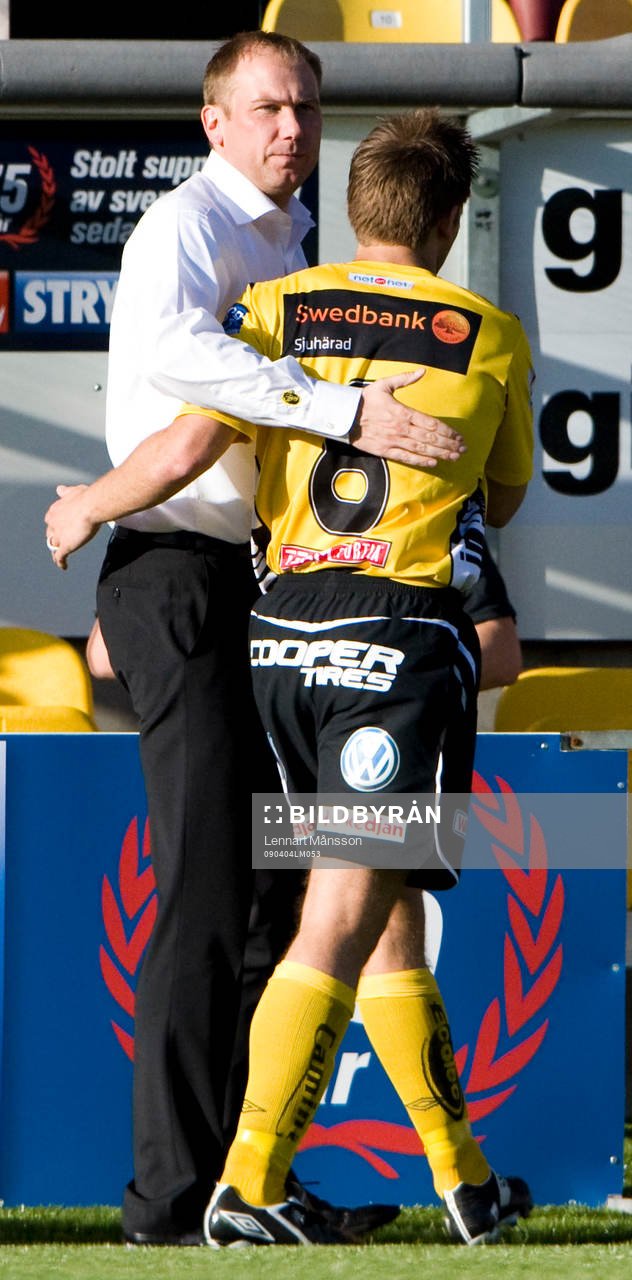 Magnus Haglund, tränare, tackar Anders Svensson