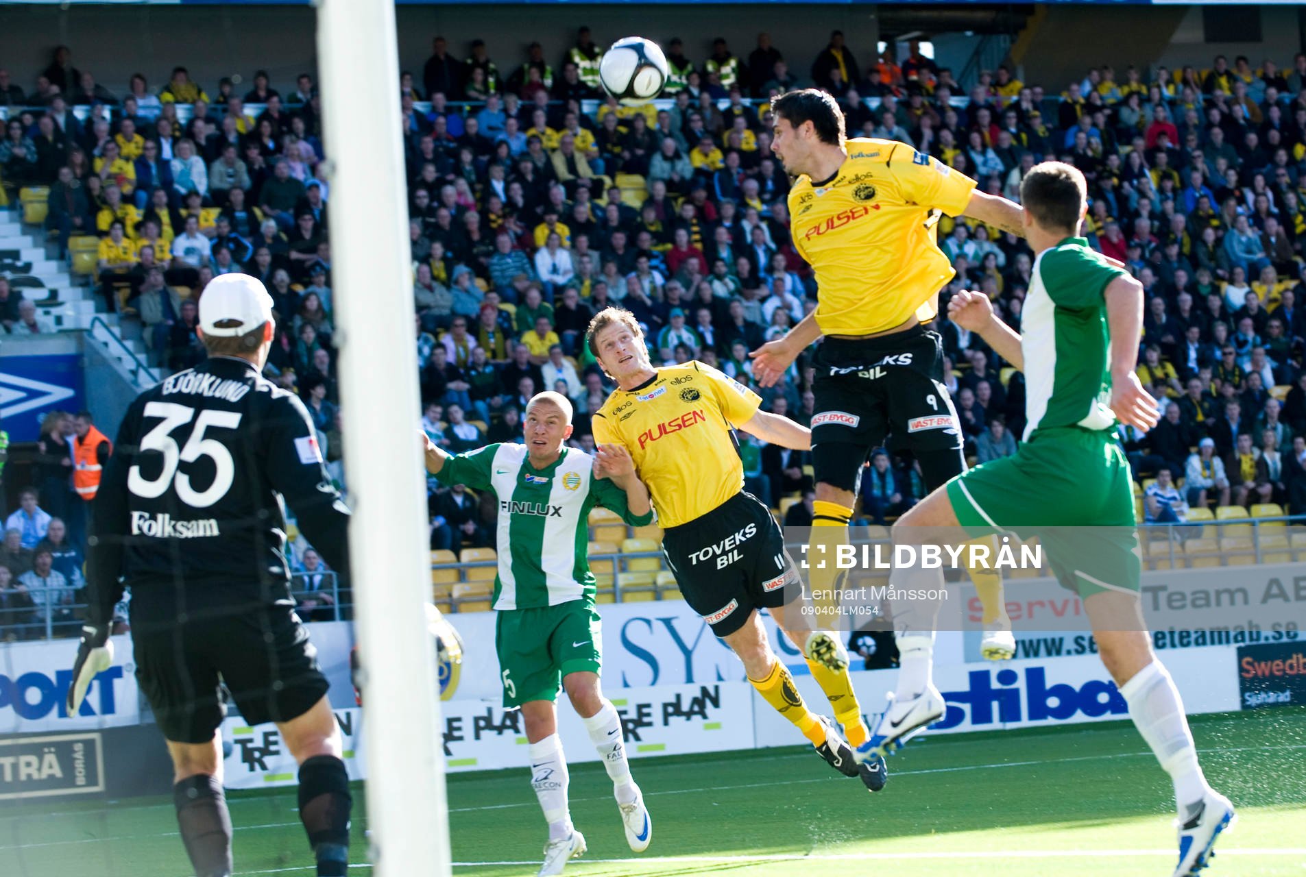 Denni Avdic och Daniel Mobaeck nickar mot Hammarby-målet