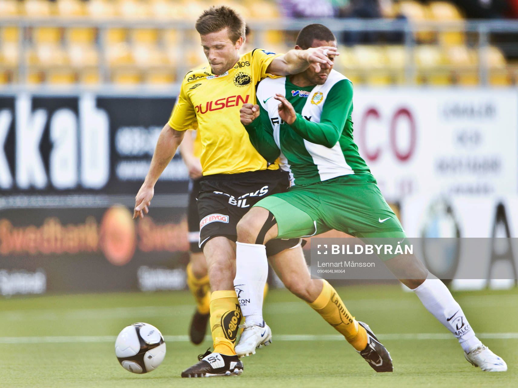  Anders Svensson, Elfsborg, i närkamp.