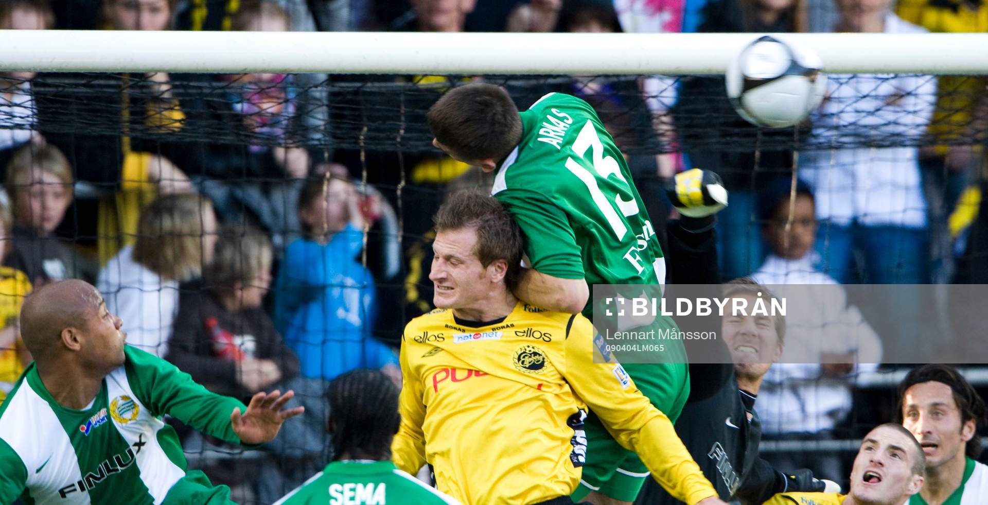 Igor Armas, Hammarby, trycker ner Daniel Mobaeck, Elfsborg,