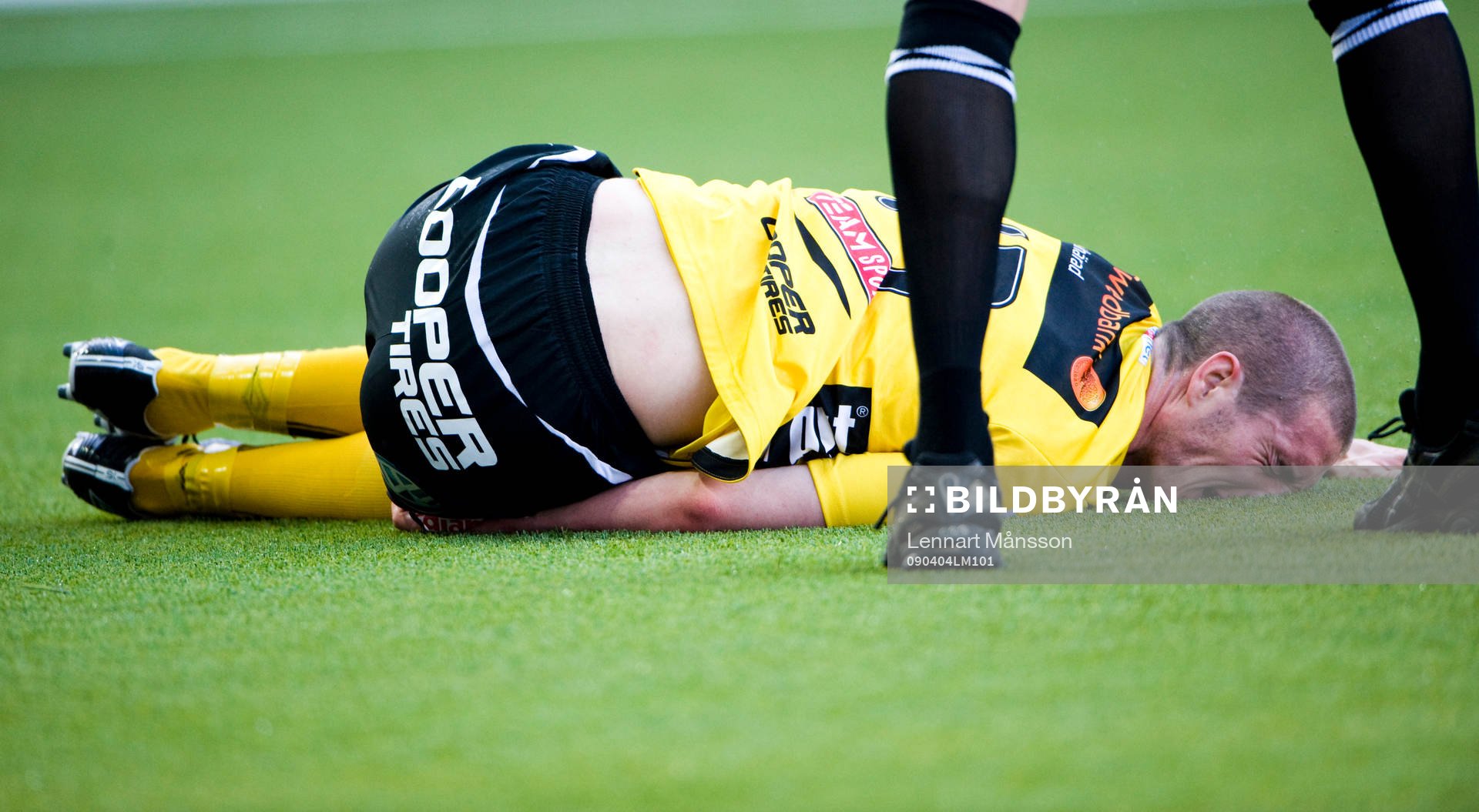 James Keene biter i gräset
