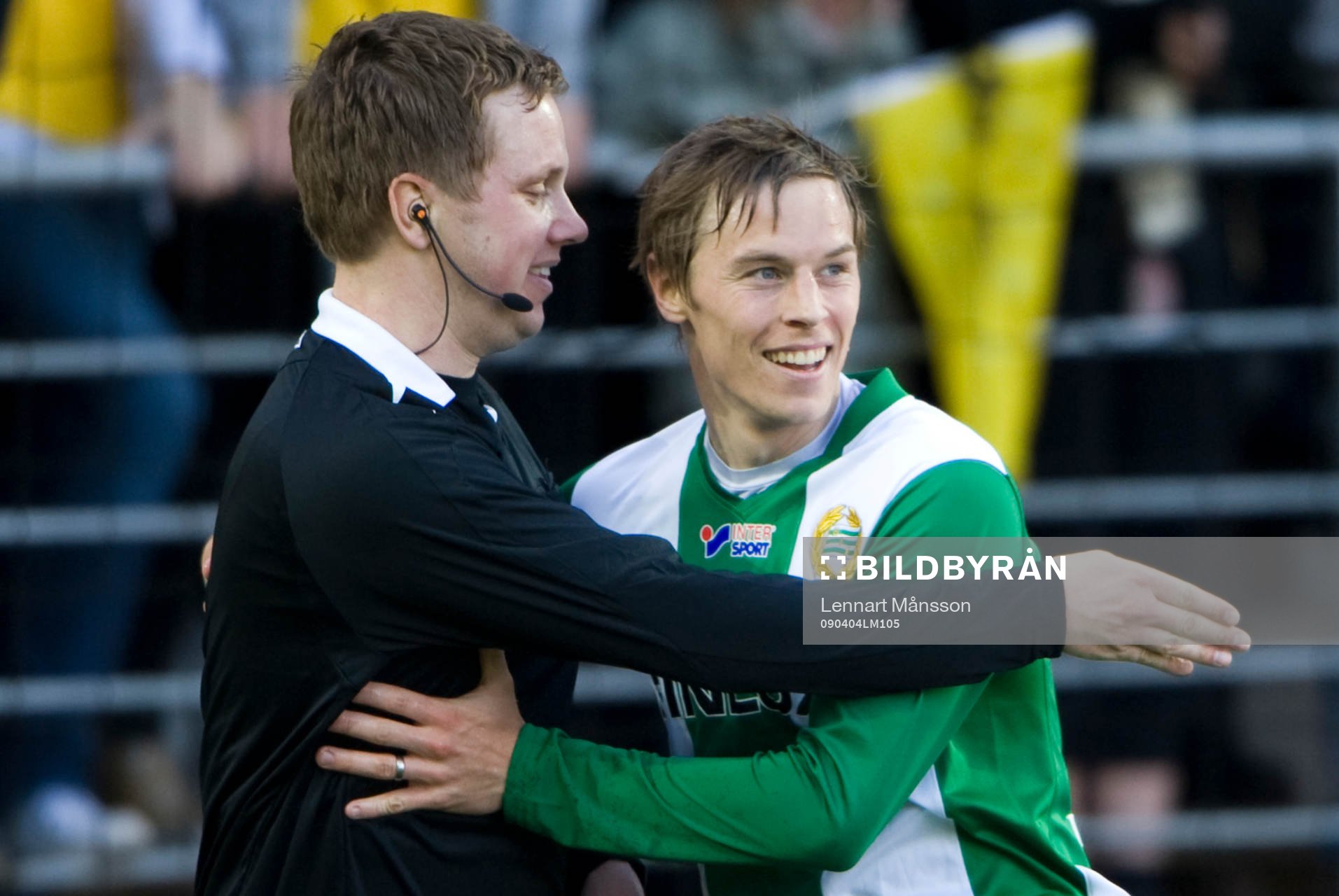 Ömt omfamnande, domare Markus Strömbergsson och David