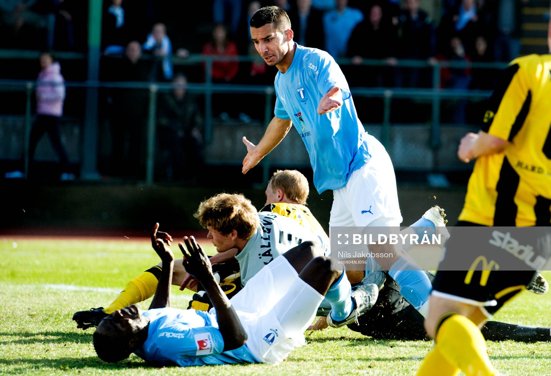 Guillermo Molins, Edward Ofere, tar bort varandra och