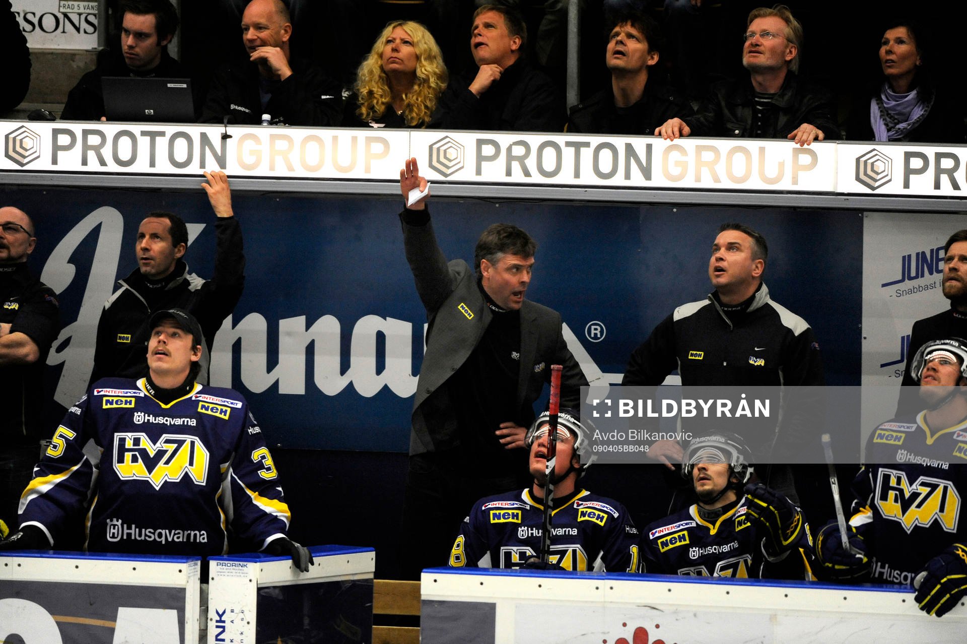 HV71 spelare, tränare, protesterar