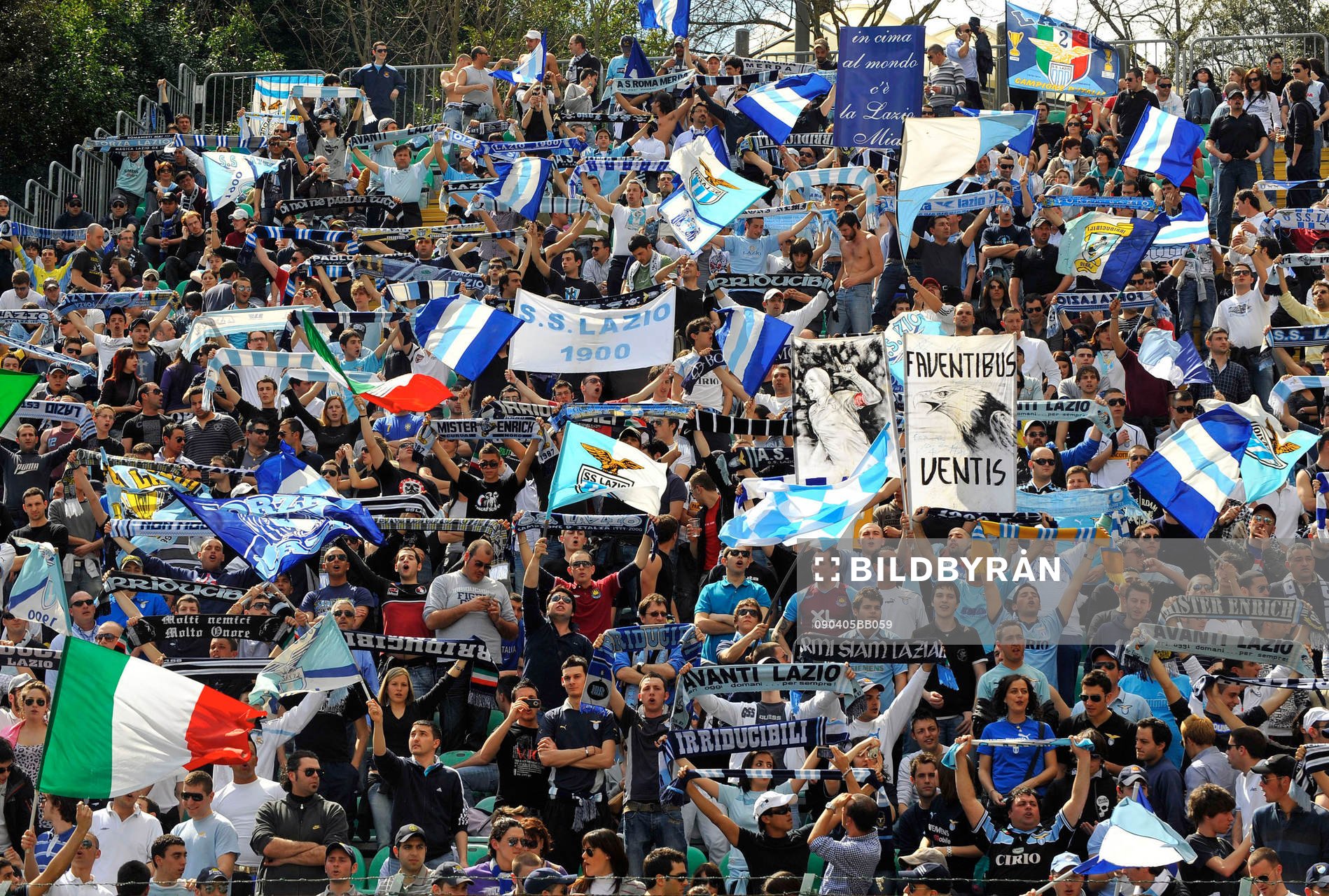 Publik, supporter, läktare, fans, flagga
