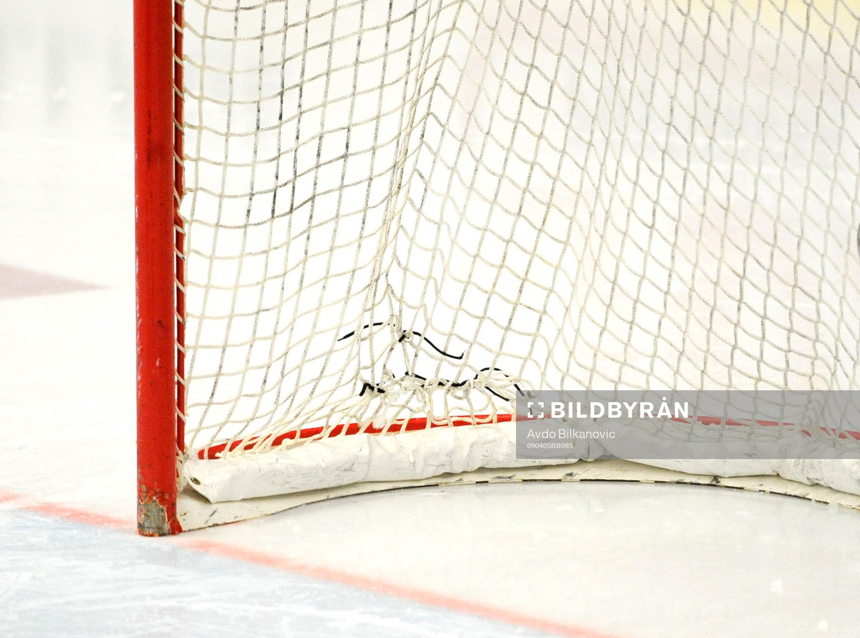 Hål i HV71 nät, behövde repareras