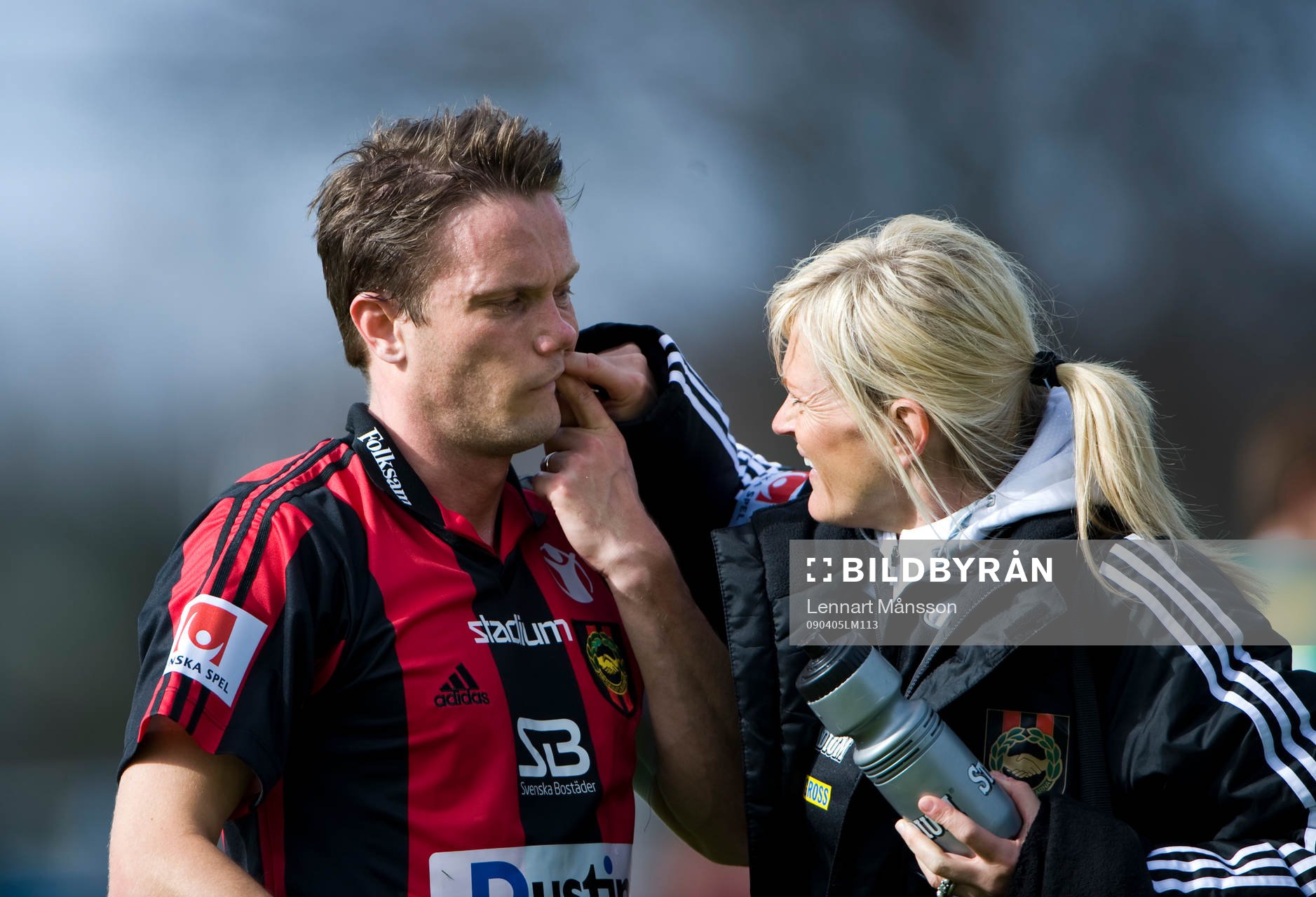 Jon Persson, BP, har fått en smäll inne i munnen och blir