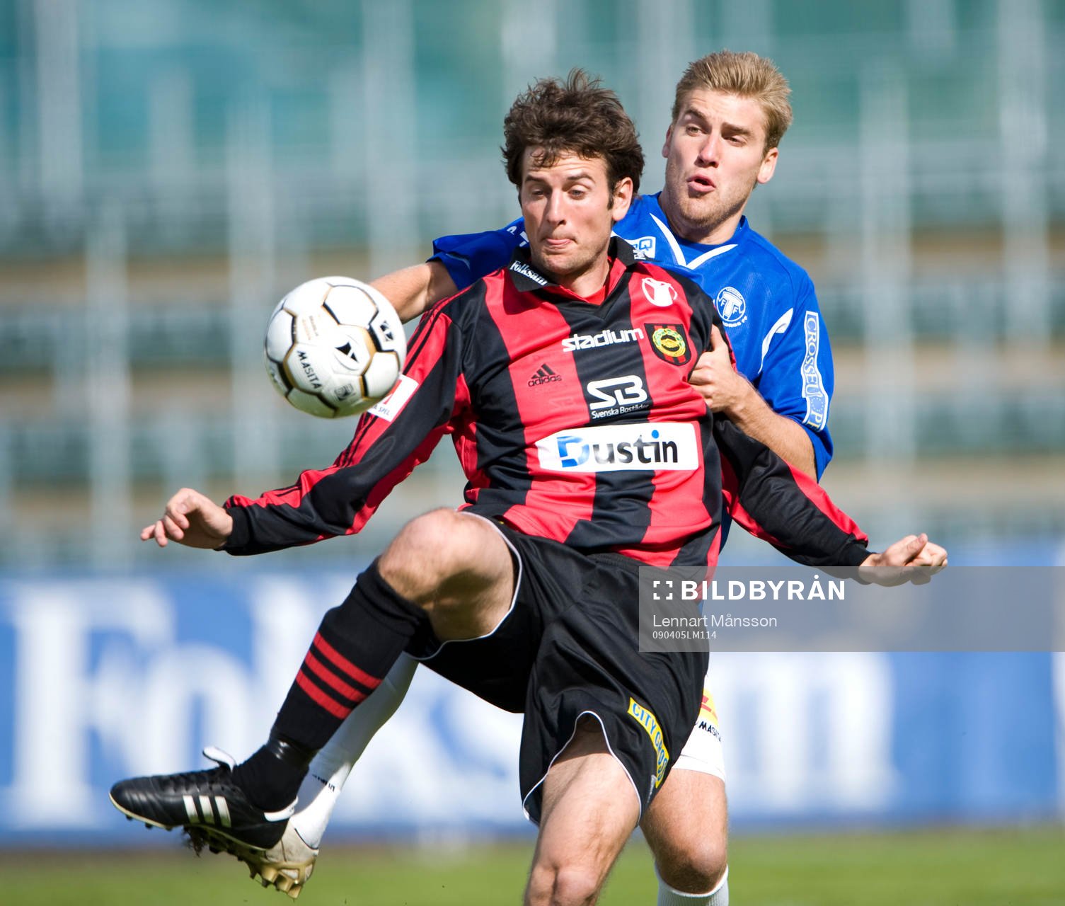 Olof Guterstam håller undan för Rasmus Bengtsson