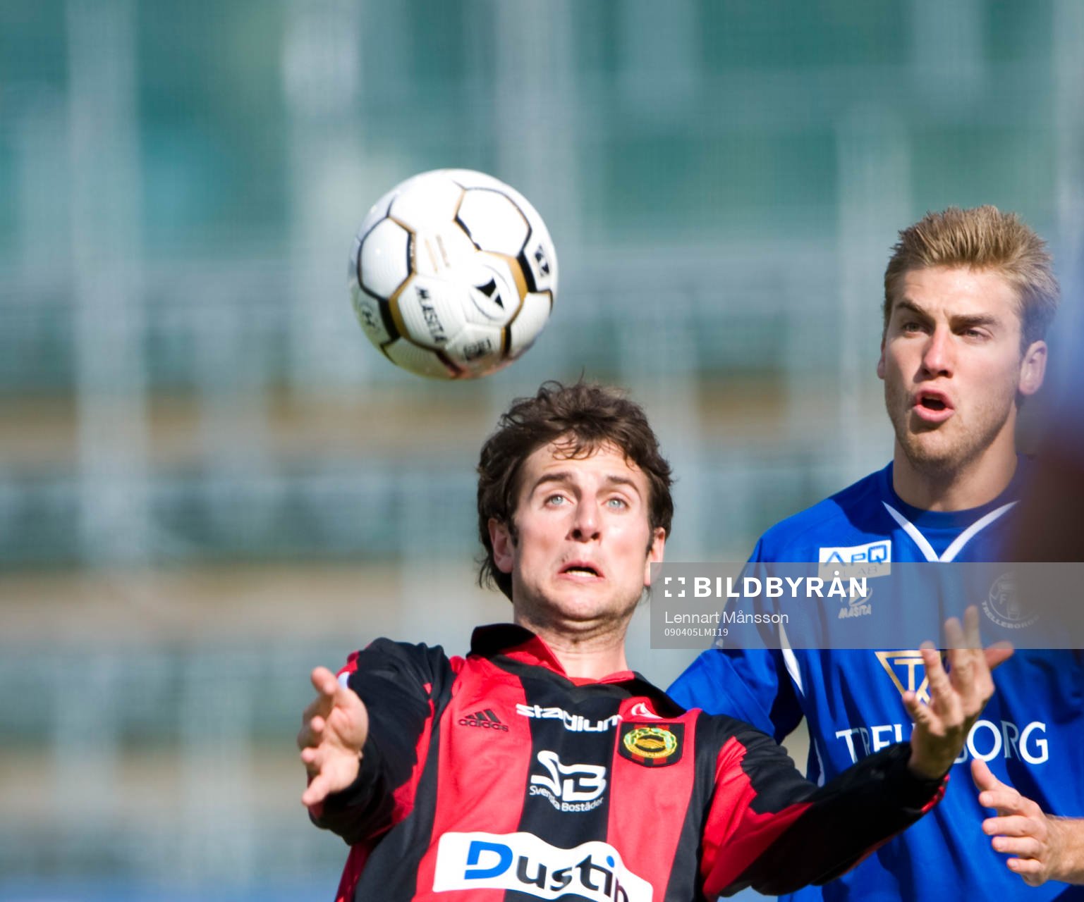 Olof Guterstam håller undan för Rasmus Bengtsson