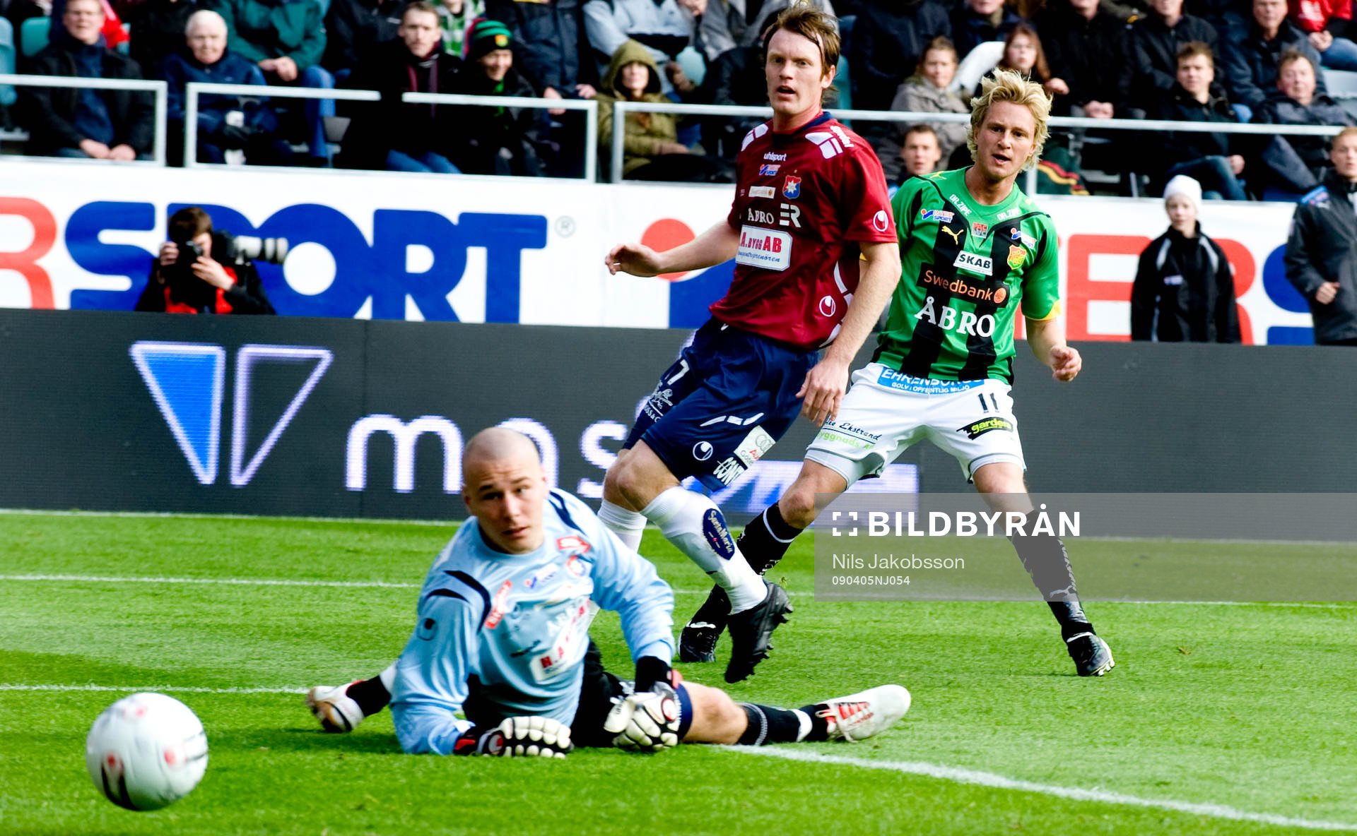 Tommy Lycén, GAIS slår in bollen bakom David Stenman,
