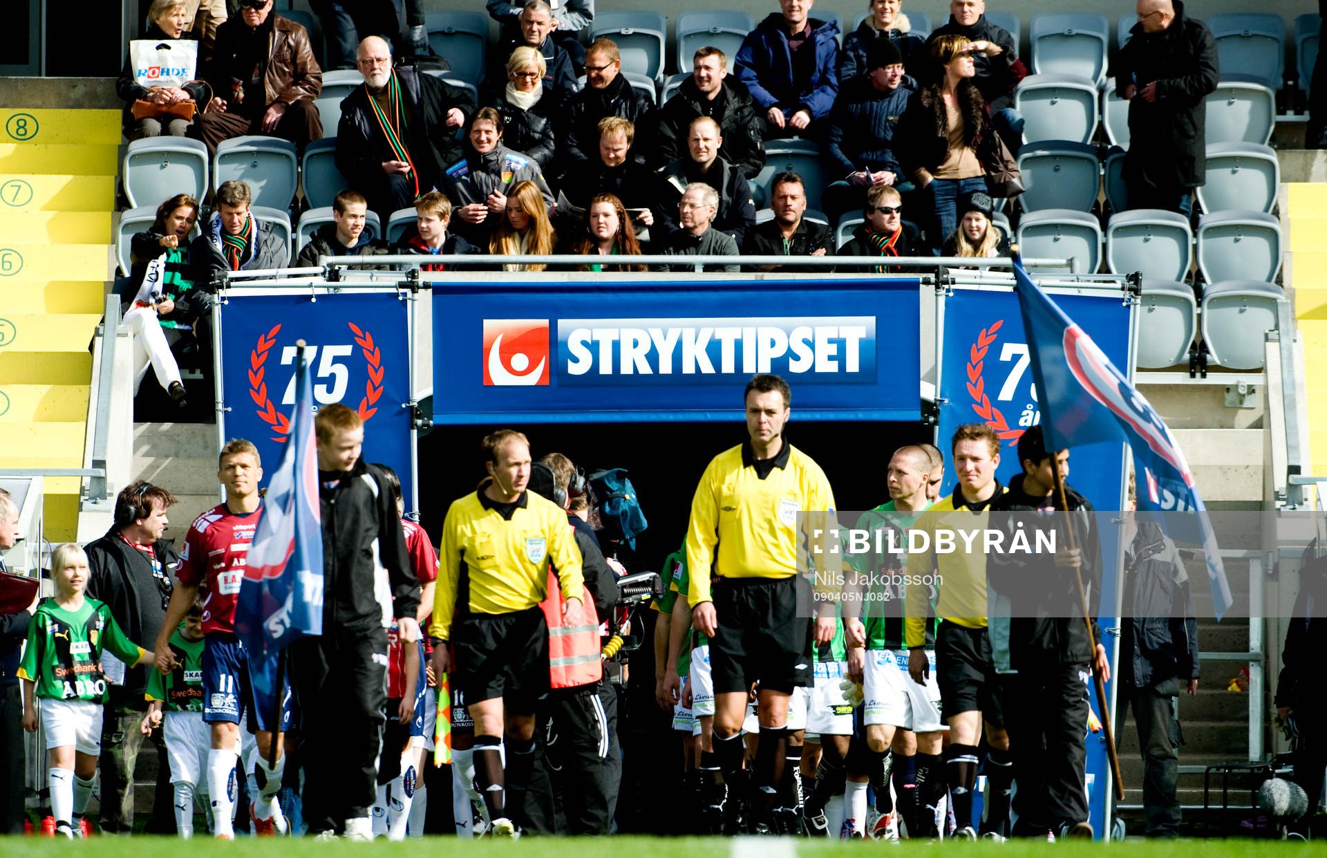 Stryktipset firar 75 år, lagen kommer in på arenan.
