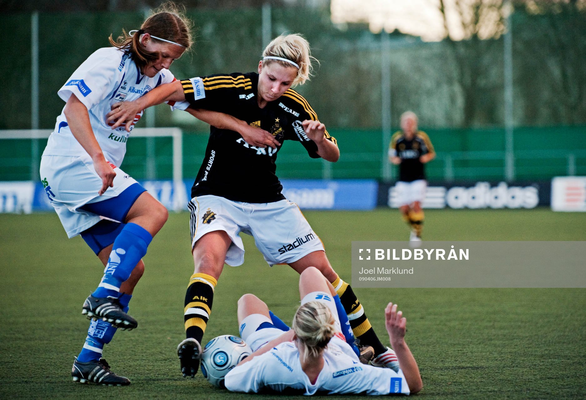 Louise Fors, AIK, får kämpa för bollen