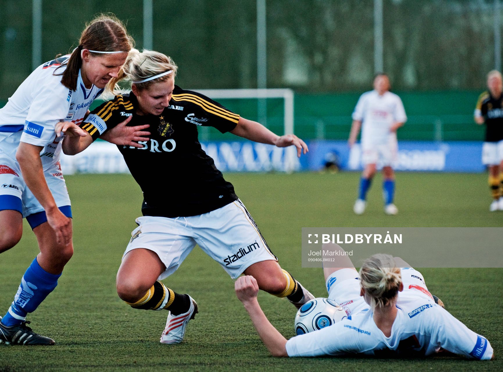 Louise Fors, AIK, får kämpa för bollen