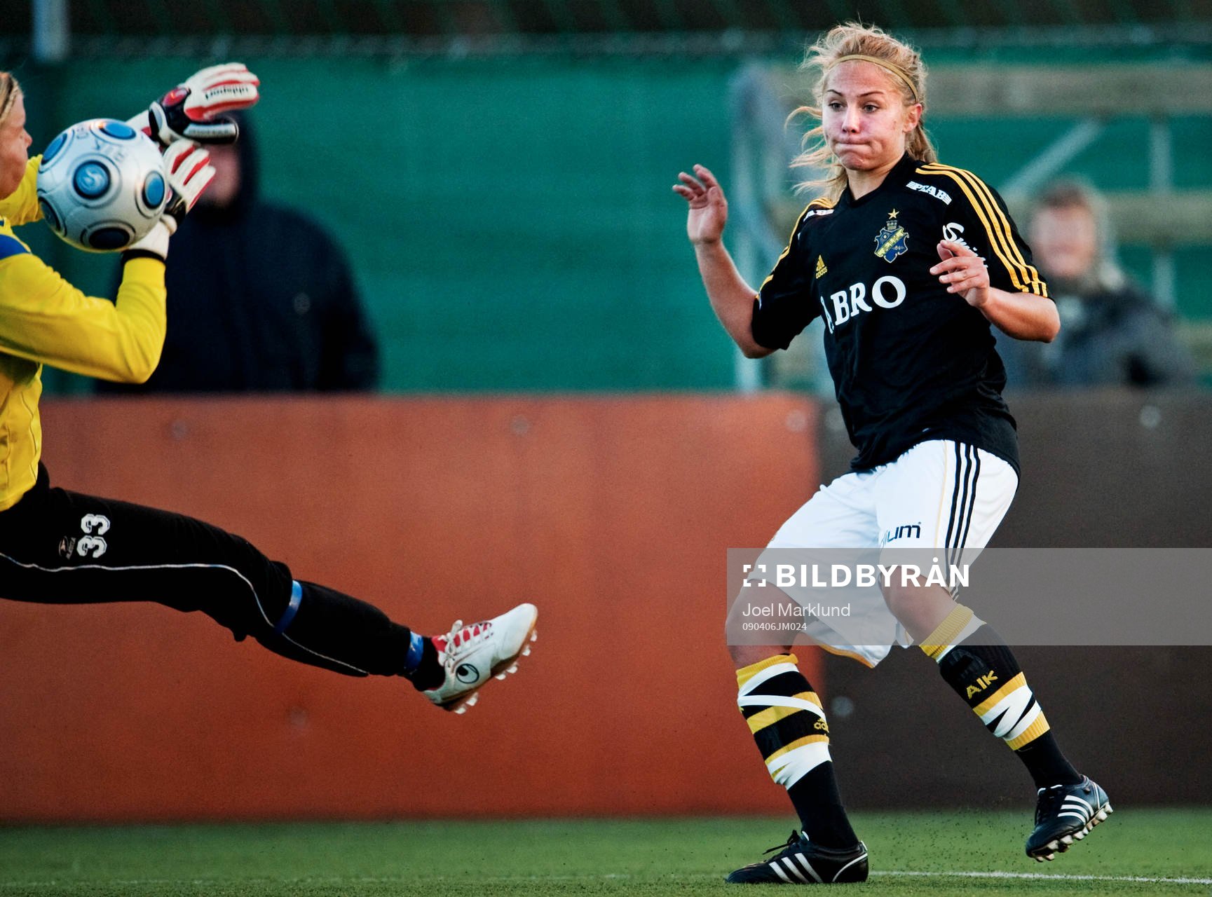 Emelie Ölander, AIK, skjuter mot mål