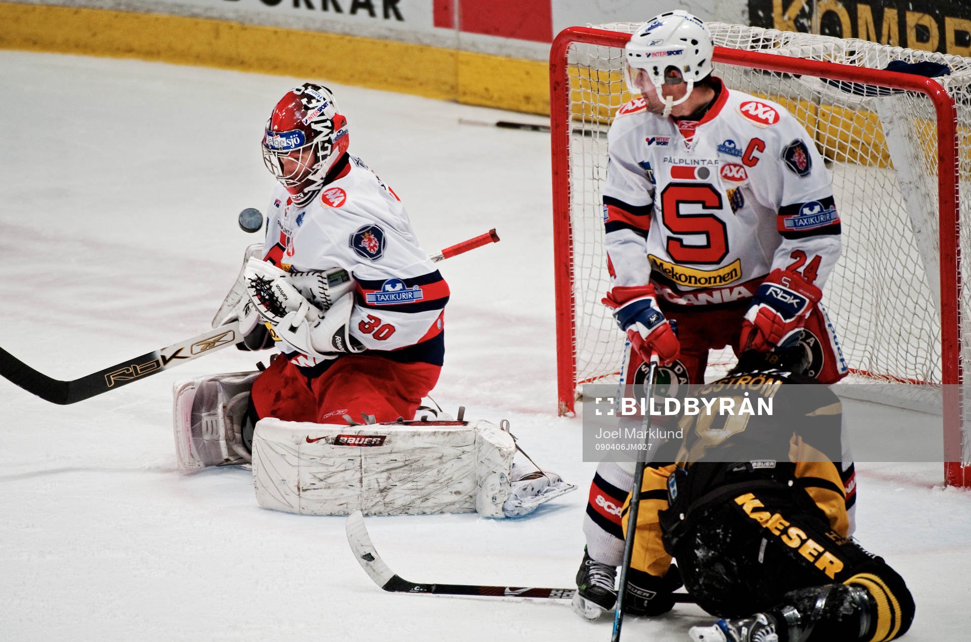 Henrik Karlsson, målvakt, Södertälje, räddar ett skott