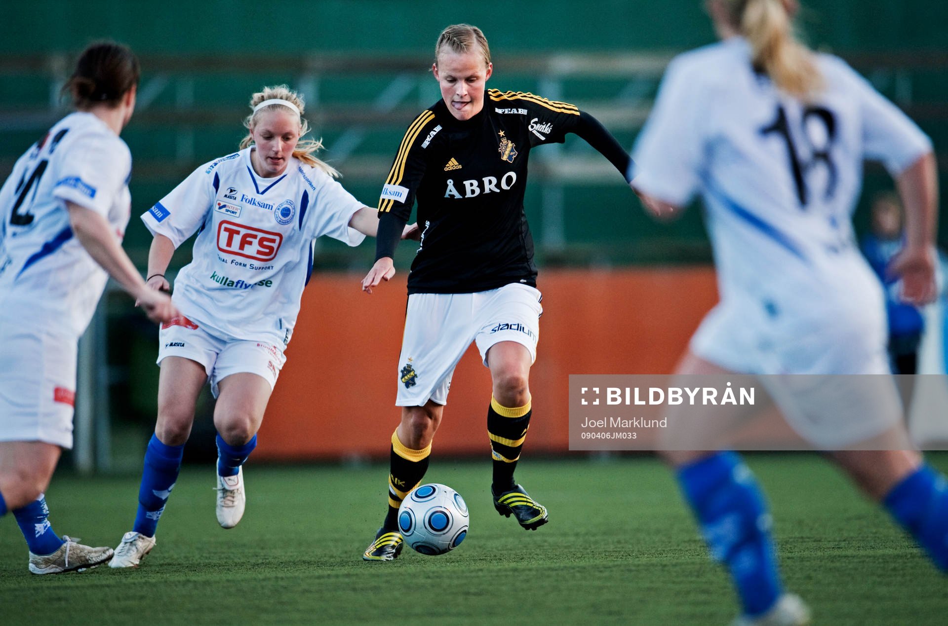 Annica Sjölund, AIK, driver fram med bollen