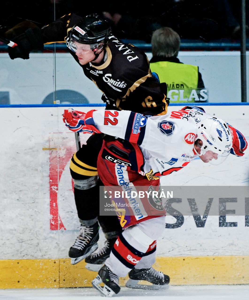 Stefan Bemström, Södertälje, stoppar Johan Ryno, AIK