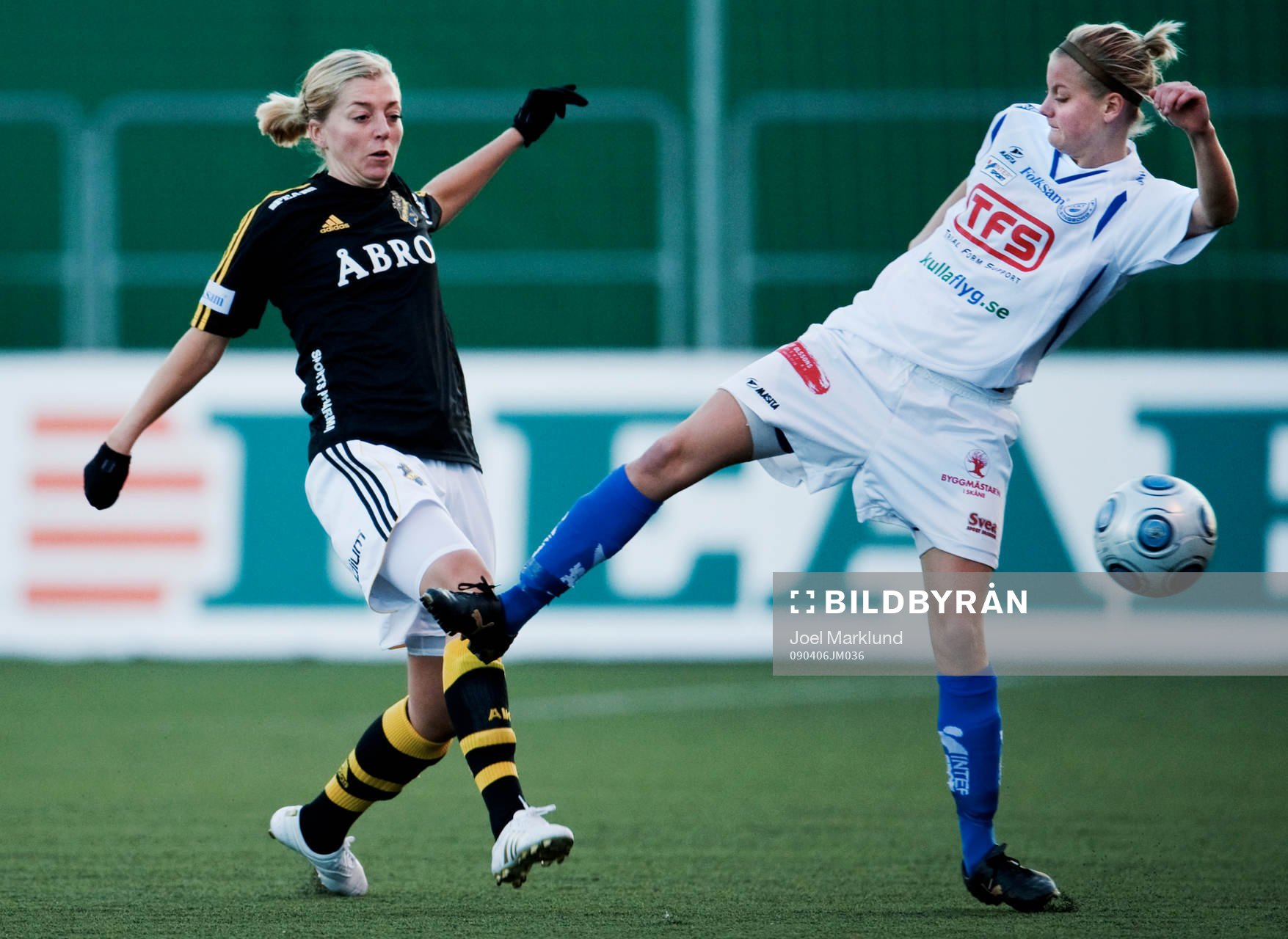 Linda Sembrant, AIK, passar bollen framför Amanda